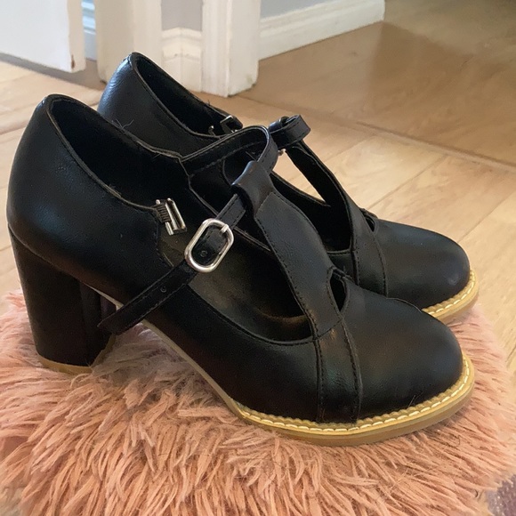 Black heels - Picture 3 of 3